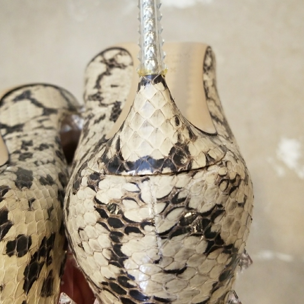 Authentic Valentino Rockstud Heels - Picture 4 of 8